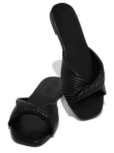 Sandalias planas con diseño entrecruzado y boca de pez